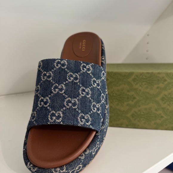 Authentic Gucci Printed Denim Slides. New in Box. - Picture 3 of 4
